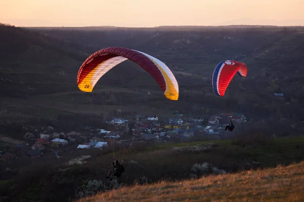 2022年4月5日 部分跳伞爱好者在日落时的夜间训练 — 图库照片