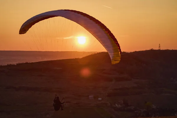 Valeni Arges Romania April 2022 Kveldstrening Noen Fallskjermentusiaster Ved Solnedgang – stockfoto