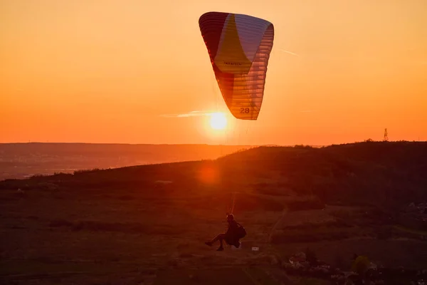 Valeni Arges Romania April 2022 Kveldstrening Noen Fallskjermentusiaster Ved Solnedgang – stockfoto