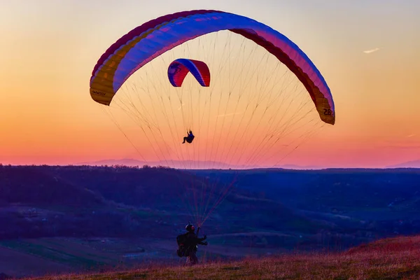 2022年4月5日 部分跳伞爱好者在日落时的夜间训练 — 图库照片