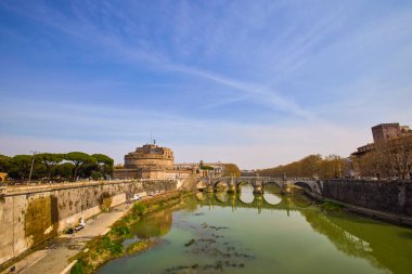 Roma İtalya 28 Mart 2022: Roma 'da bir bahar günü binalar ve mimari ile görüntüler, ünlü manzaralar.