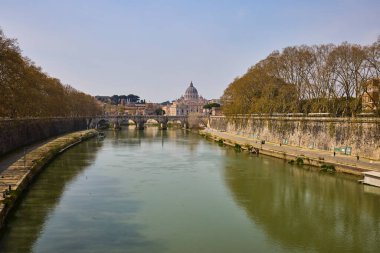 Roma İtalya 28 Mart 2022: Roma 'da bir bahar günü binalar ve mimari ile görüntüler, ünlü manzaralar.