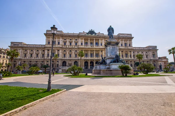 Roma İtalya 28 Mart 2022: Roma 'da bir bahar günü binalar ve mimari ile görüntüler, ünlü manzaralar.