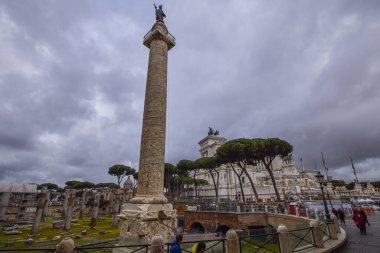Roma İtalya 28 Mart 2022: Roma 'da bir bahar günü binalar ve mimari ile görüntüler, ünlü manzaralar.