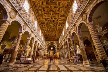 Roma İtalya 28 Mart 2022: Roma 'da bir bahar günü binalar ve mimari ile görüntüler, ünlü manzaralar.