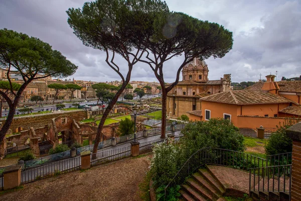 Roma İtalya 28 Mart 2022: Roma 'da bir bahar günü binalar ve mimari ile görüntüler, ünlü manzaralar.