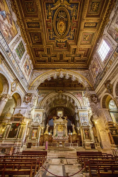 Roma İtalya 28 Mart 2022: Roma 'da bir bahar günü binalar ve mimari ile görüntüler, ünlü manzaralar.