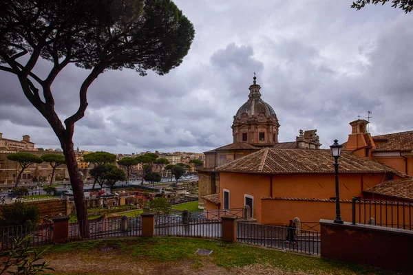 Roma İtalya 28 Mart 2022: Roma 'da bir bahar günü binalar ve mimari ile görüntüler, ünlü manzaralar.