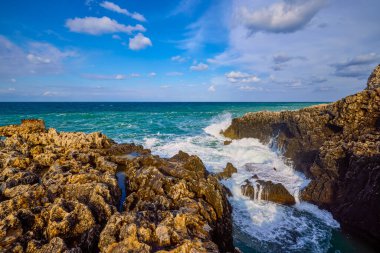 Güneşli bir günde kayalık bir deniz kıyısına sahip güzel bir manzara.