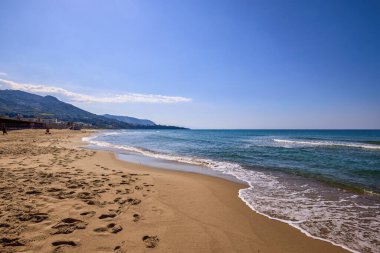 Güneşli bir günde kayalık bir deniz kıyısına sahip güzel bir manzara.