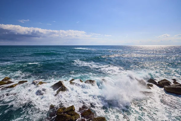 Güneşli bir günde kayalık bir deniz kıyısına sahip güzel bir manzara.