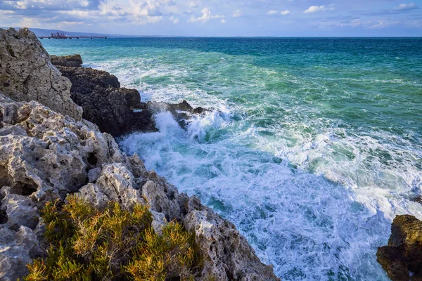 Krásná Krajina Skalnatým Mořským Pobřežím Slunečného Dne — Stock fotografie