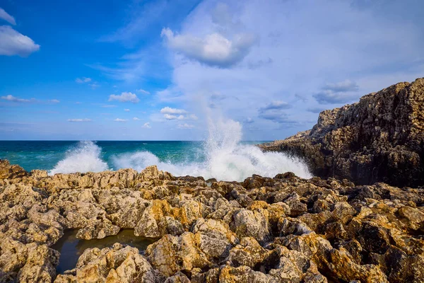 Güneşli bir günde kayalık bir deniz kıyısına sahip güzel bir manzara.