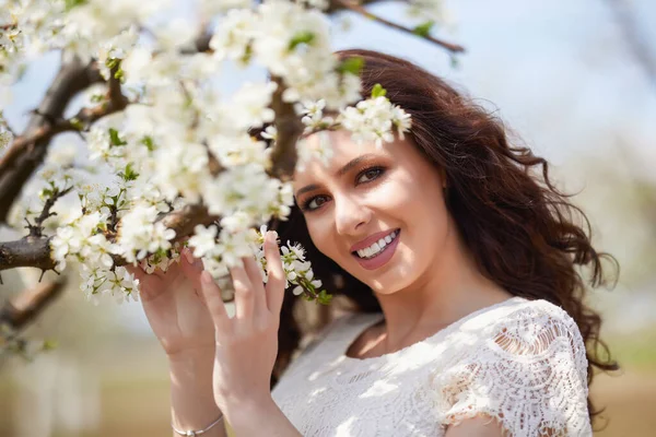 Portret Van Een Mooie Vrouw Met Lang Haar Buurt Van — Stockfoto