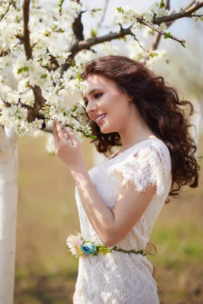 Porträt Einer Schönen Frau Mit Langen Haaren Der Nähe Blühender — Stockfoto