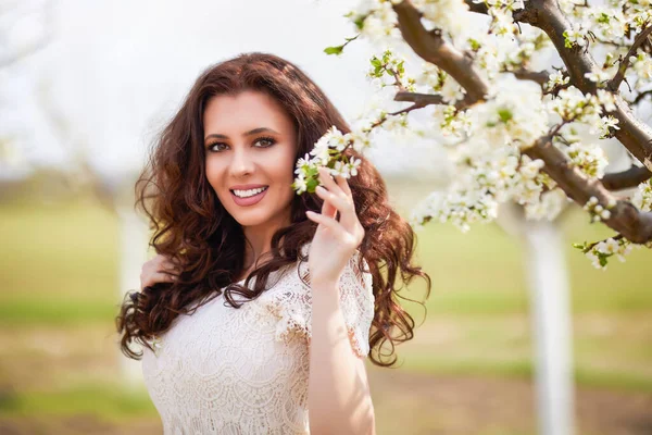 Porträt Einer Schönen Frau Mit Langen Haaren Der Nähe Blühender — Stockfoto