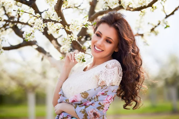 Portrait Beautiful Woman Long Hair Flowering Trees Spring — Foto Stock
