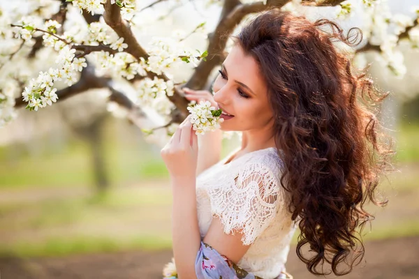 Porträt Einer Schönen Frau Mit Langen Haaren Der Nähe Blühender — Stockfoto