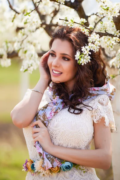 Ritratto Una Bella Donna Con Capelli Lunghi Vicino Agli Alberi — Foto Stock