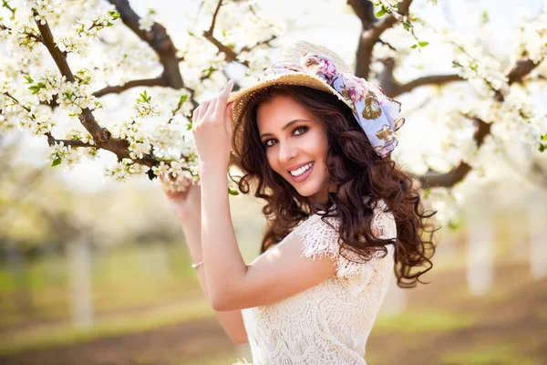 Портрет Красивой Женщины Длинными Волосами Возле Цветущих Деревьев Весной — стоковое фото