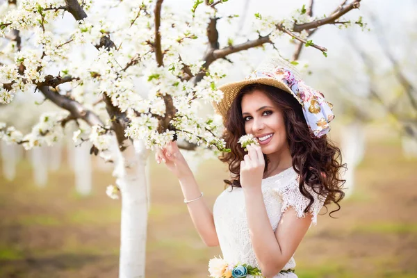 Porträt Einer Schönen Frau Mit Langen Haaren Der Nähe Blühender — Stockfoto