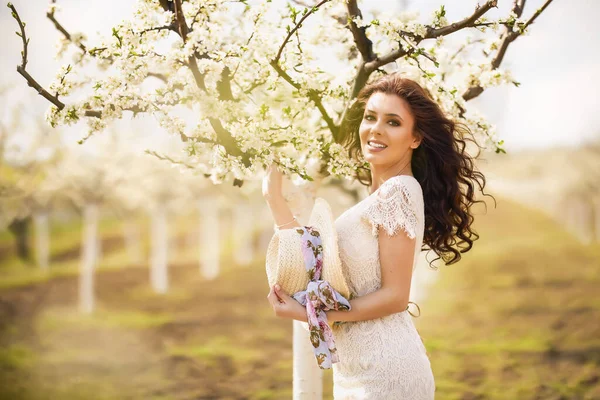 Portret Van Een Mooie Vrouw Met Lang Haar Buurt Van — Stockfoto