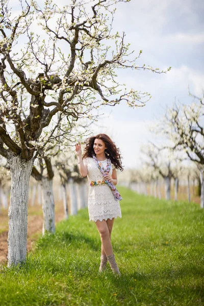 Ritratto Una Bella Donna Con Capelli Lunghi Vicino Agli Alberi — Foto Stock