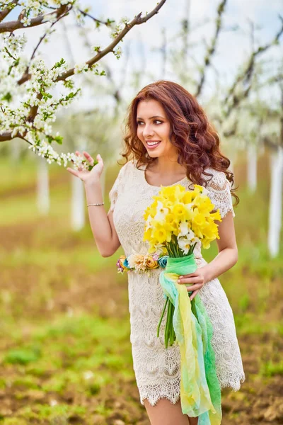 Retrato Uma Mulher Bonita Com Cabelos Longos Perto Árvores Floridas — Fotografia de Stock