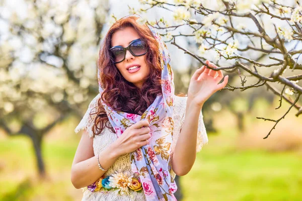 Porträt Einer Schönen Frau Mit Langen Haaren Der Nähe Blühender — Stockfoto