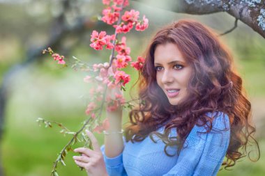 Bahar doğasında güzel esmer bir kadının portresi..