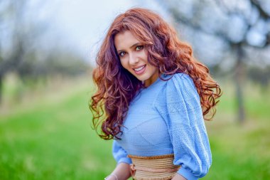 Bahar doğasında güzel esmer bir kadının portresi..