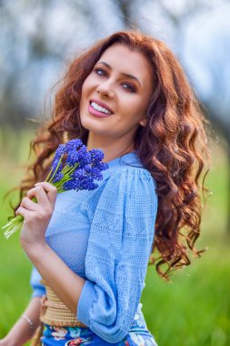 Bahar doğasında güzel esmer bir kadının portresi..