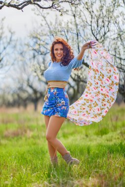 Bahar doğasında güzel esmer bir kadının portresi..