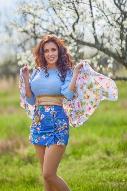 Bahar doğasında güzel esmer bir kadının portresi..