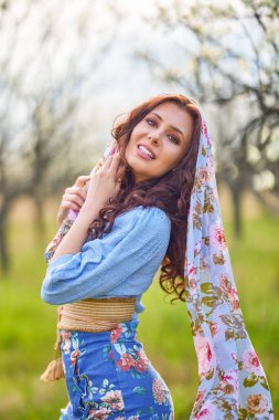 Bahar doğasında güzel esmer bir kadının portresi..