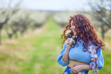 Bahar doğasında güzel esmer bir kadının portresi..