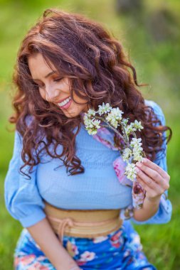 Bahar doğasında güzel esmer bir kadının portresi..