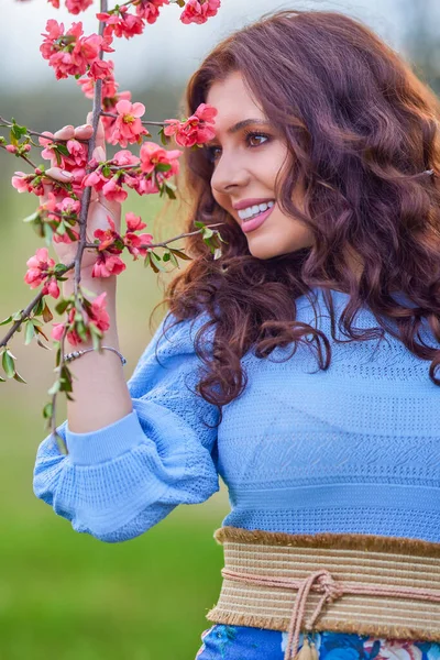 Portrait Beautiful Brunette Woman Spring Nature — Stock Photo, Image