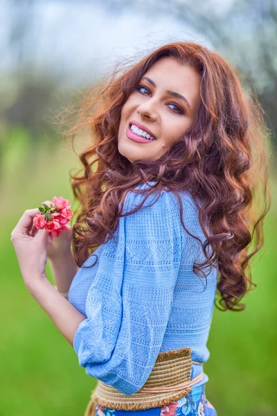 Bahar doğasında güzel esmer bir kadının portresi..