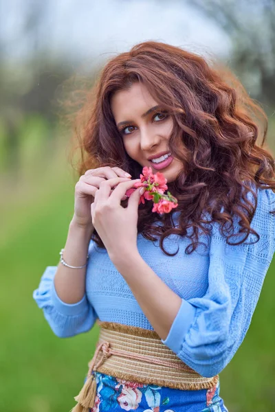 Bahar doğasında güzel esmer bir kadının portresi..