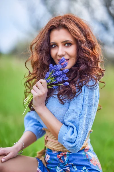 Retrato Uma Bela Mulher Morena Natureza Primavera — Fotografia de Stock