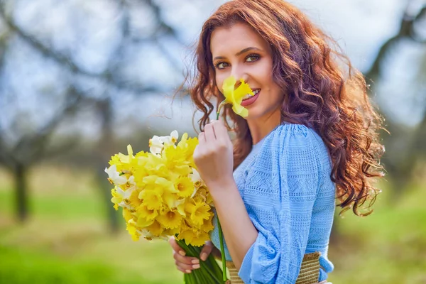 Retrato Una Hermosa Mujer Morena Naturaleza Primavera — Foto de Stock