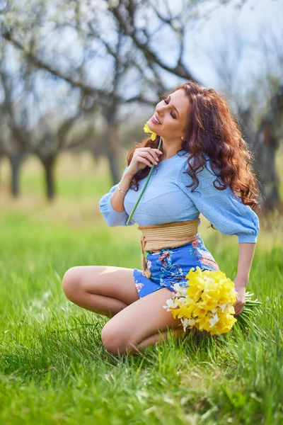 Porträt Einer Schönen Brünetten Frau Der Frühlingsnatur — Stockfoto