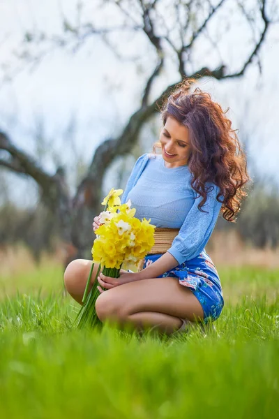 Retrato Uma Bela Mulher Morena Natureza Primavera — Fotografia de Stock