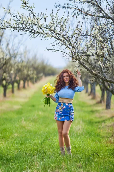 Porträt Einer Schönen Brünetten Frau Der Frühlingsnatur — Stockfoto