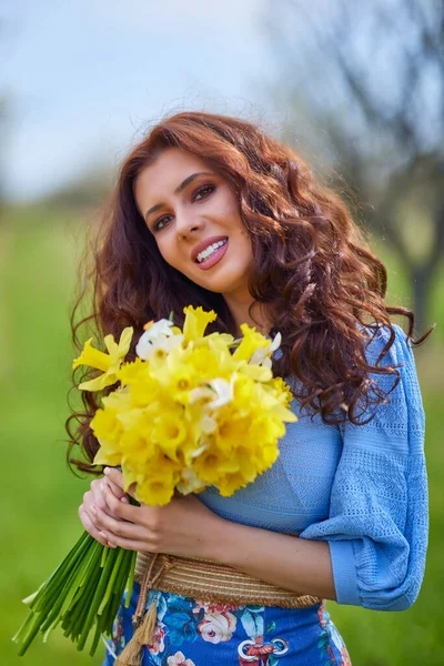 Bahar doğasında güzel esmer bir kadının portresi..