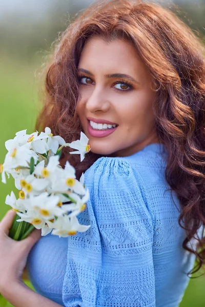 Bahar doğasında güzel esmer bir kadının portresi..