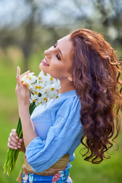 Retrato Una Hermosa Mujer Morena Naturaleza Primavera — Foto de Stock