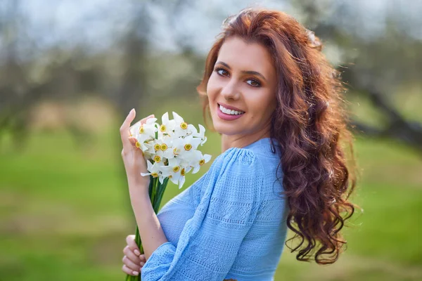 Bahar doğasında güzel esmer bir kadının portresi..