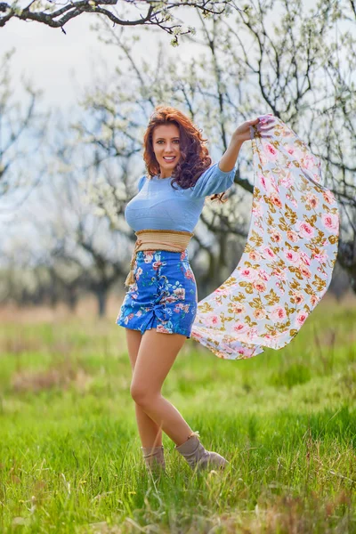 Bahar doğasında güzel esmer bir kadının portresi..